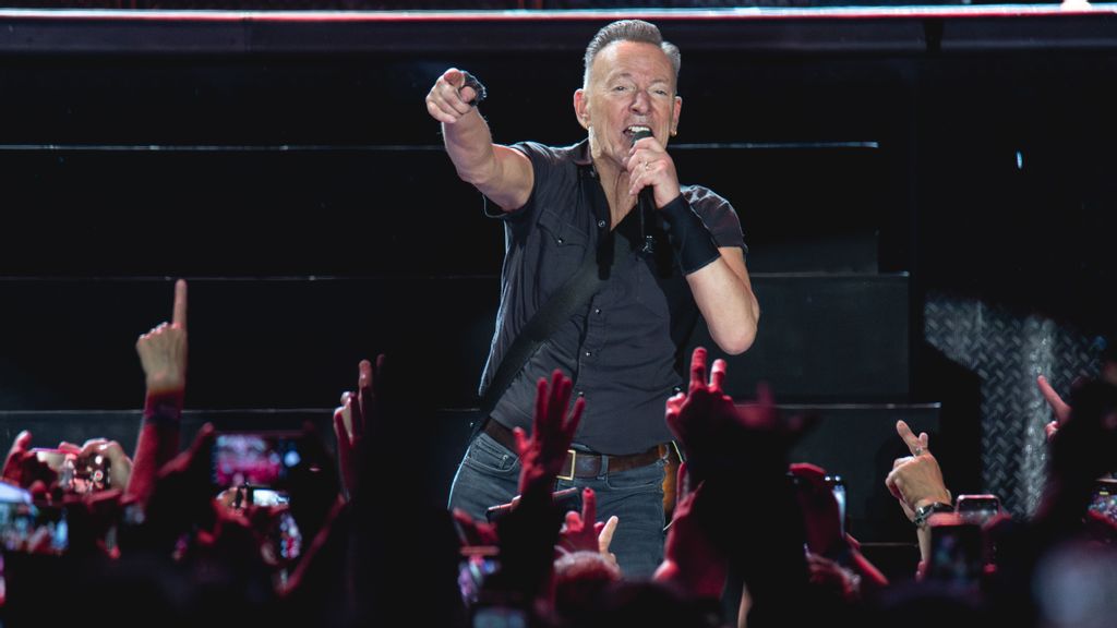 Bruce Springsteen Puts On A Show In Spain Embracing The Crowd In Catalunya
